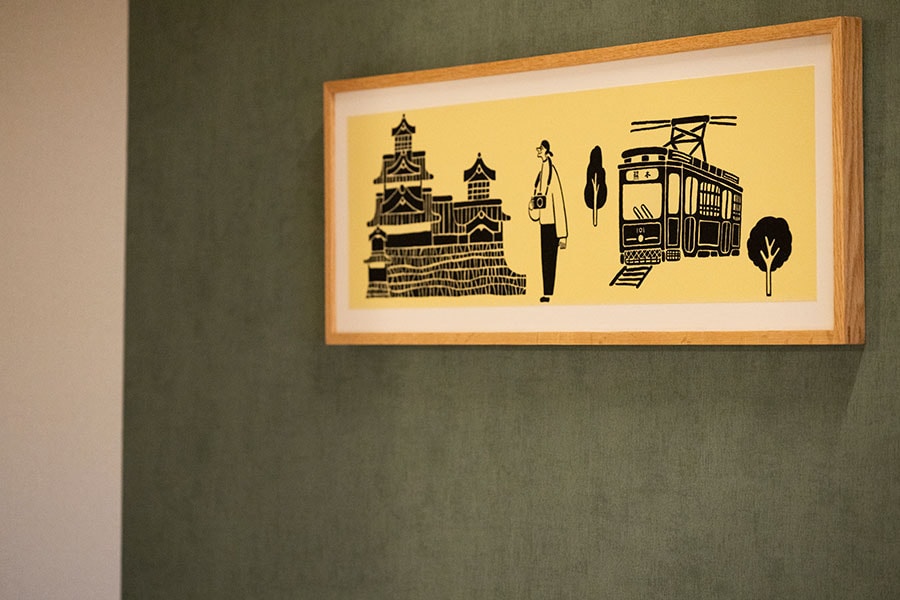 ご近所マップのイラストレーター・YACHIYO KATSUYAMAさんのアートが客室にも。熊本城や路面電車など熊本のモチーフが描かれている。