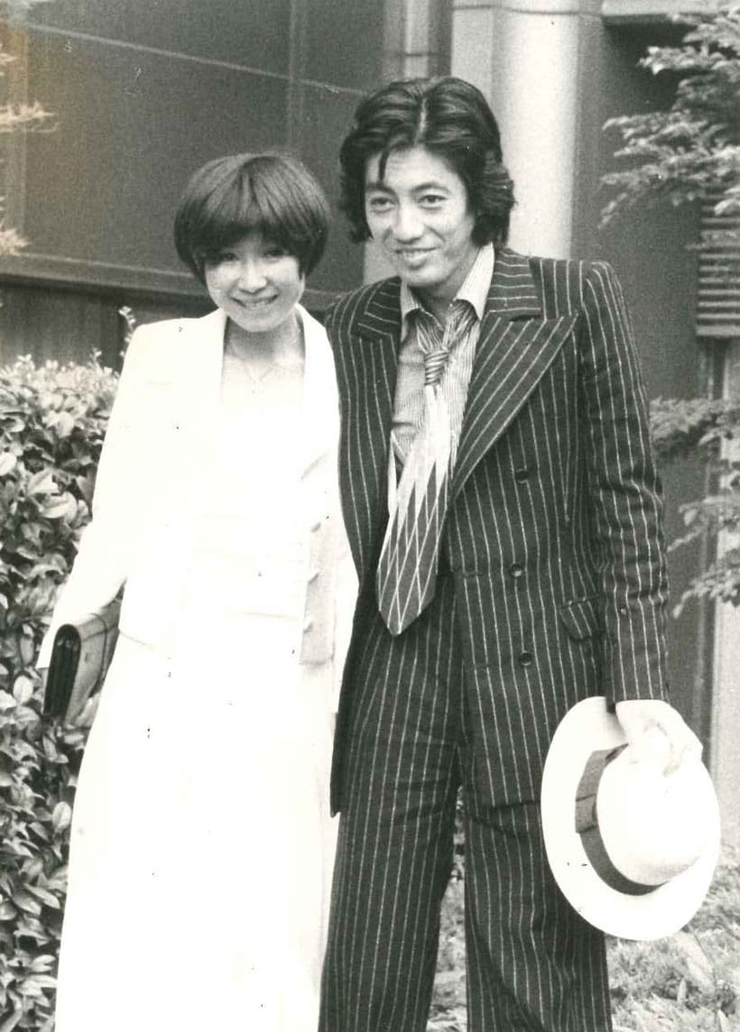 最初の妻は双子デュオ、ザ・ピーナッツの姉、伊藤エミ。結婚生活は1975年から87年まで続いた。