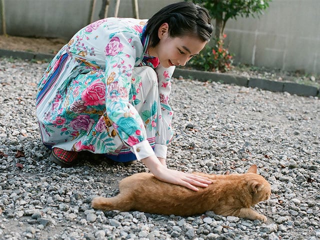 猫と戯れる能年玲奈改め「のん」 鎌倉でとらえた秘蔵カットを公開！