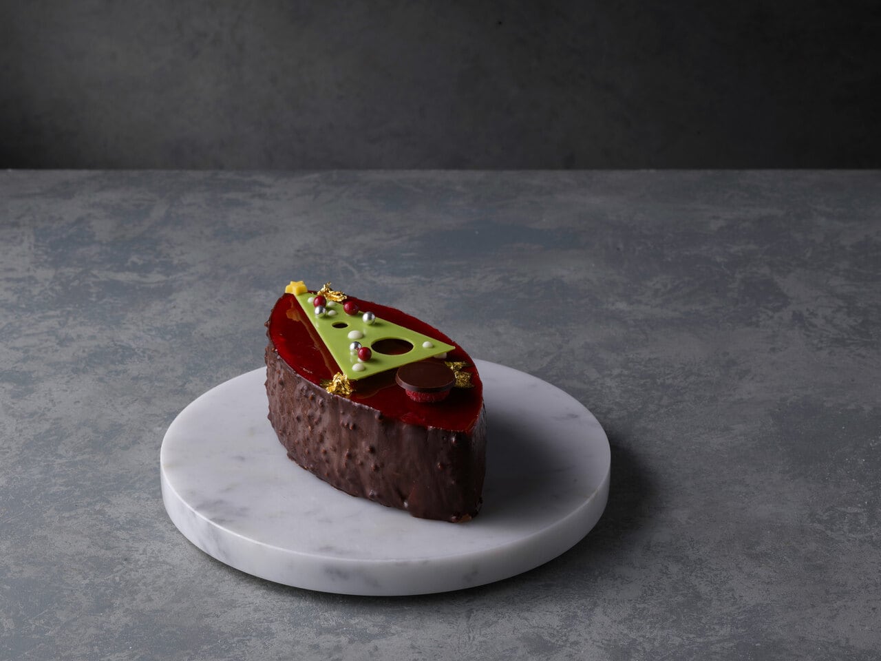 新作「サパン ド ノエル ウィズ リンツチョコレート」（限定130個）8,700円。17cm×8cm×高さ約5cm。