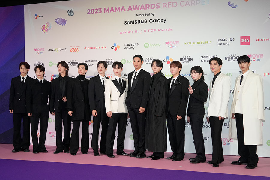 世界最大級のK-POPの授賞式「2023 MAMA AWARDS」のレッドカーペットに登場したSEVENTEEN（時事通信）。この大人数でよくぞあれだけ踊りがまとまるものだと感動。