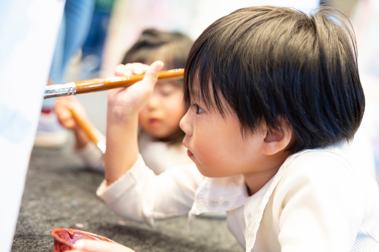 子どもたちは、「いつもの絵具よりもキラキラ！」と、「見たことないピンクがある！」と、化粧品ならではの綺麗な彩りや質感を楽しんだ。