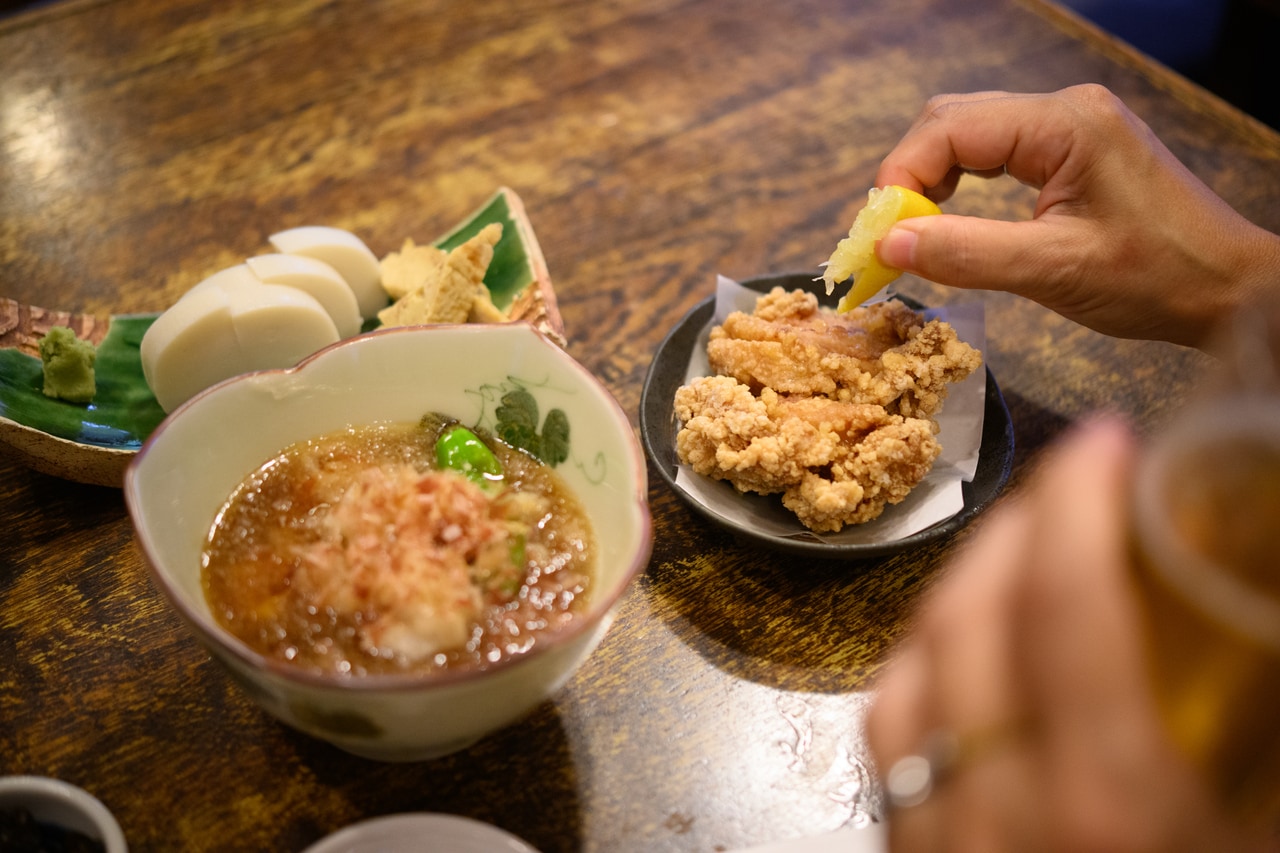 熱いうちにおいしくいただきたい思いで、ビールを飲みつつ、レモンを搾る。