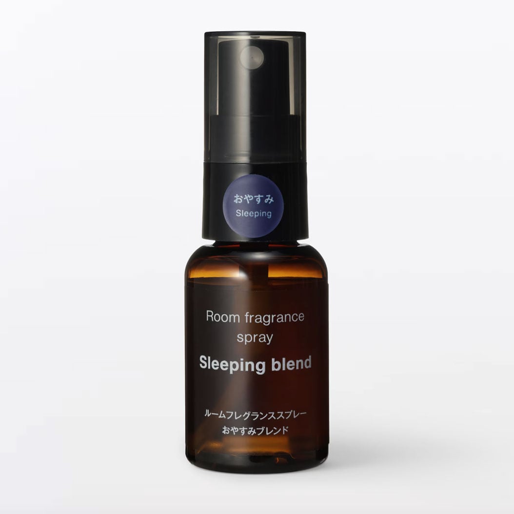 ルームフレグランススプレー　おやすみブレンド（携帯用）30mL　690円。