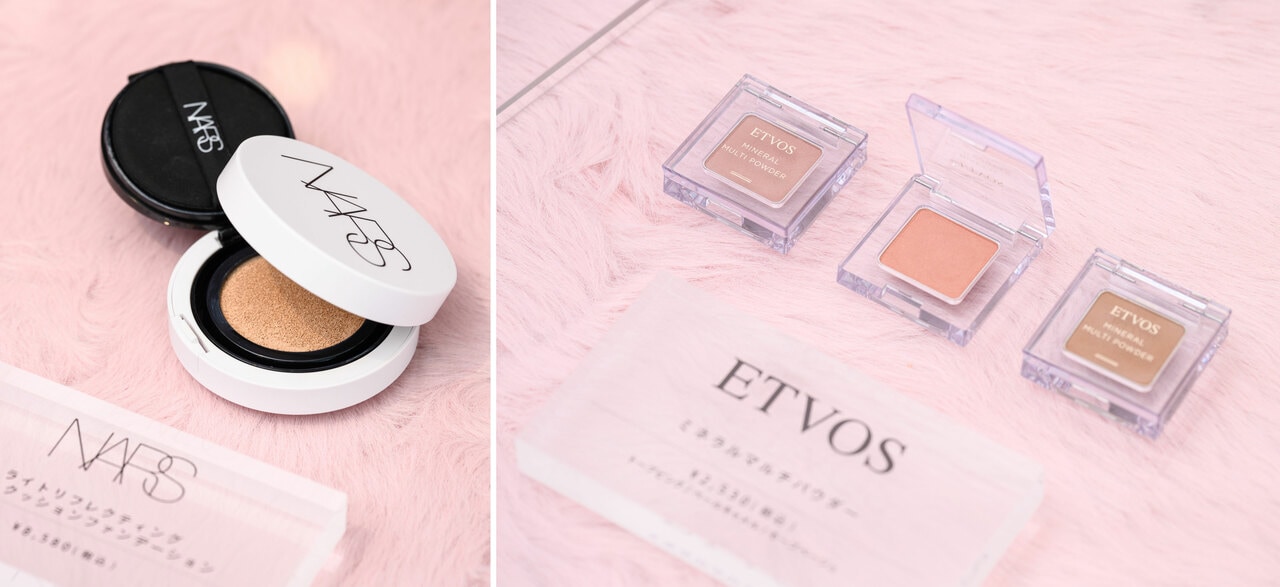 写真左:小田切さんおすすめのクッションファンデーション「NARS ライトリフレクティング セラムクッションファンデーション」。写真右:アイメイクやチークに使える「エトヴォス ミネラルマルチパウダー」(左から:モーブベージュ、トープピンク、ペールキャラメル)。