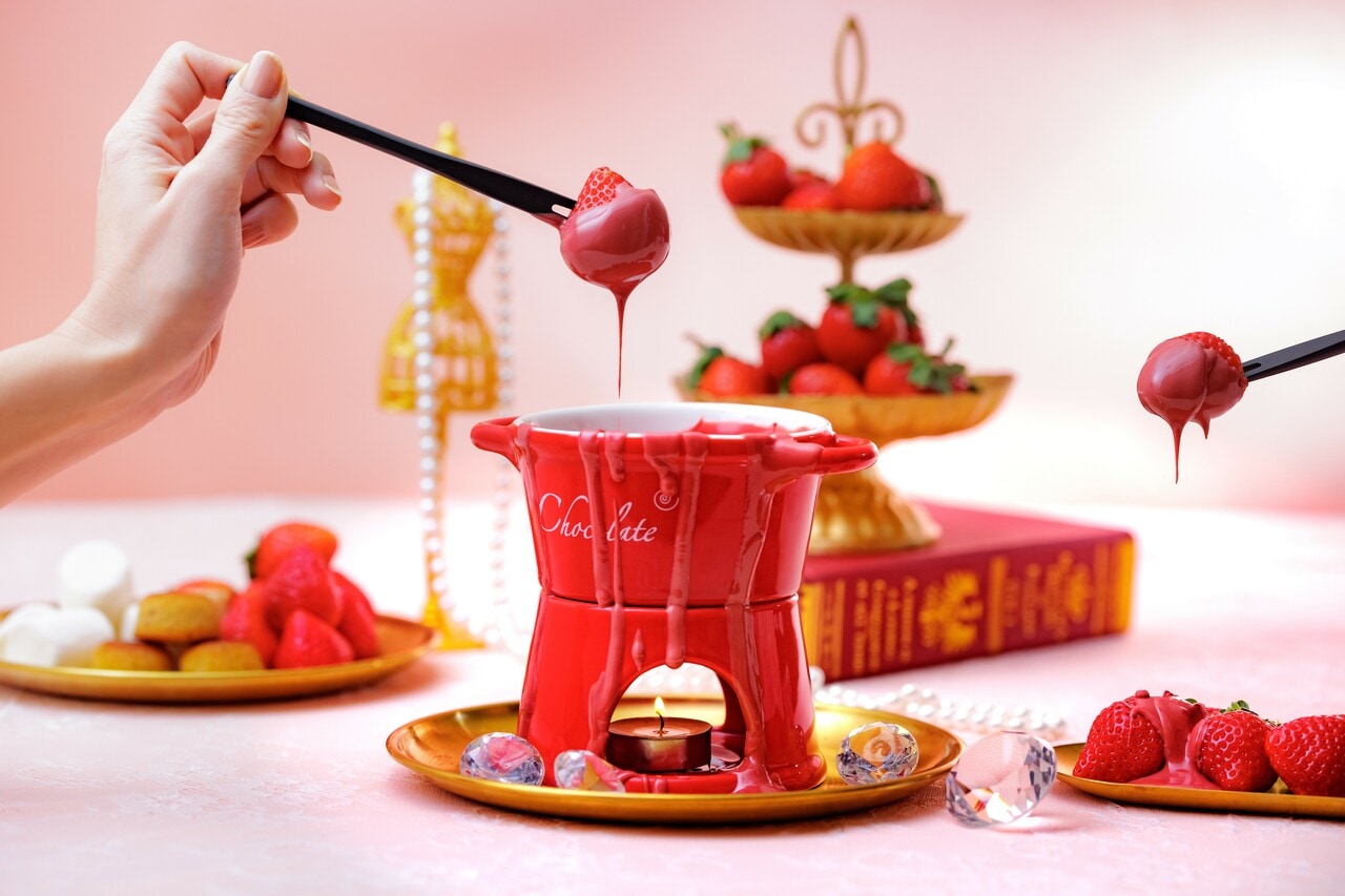 濃厚な特製いちごチョコレートソースで味わうオプションメニュー「いちごチョコレートフォンデュ」1,500円（税・サ込）。