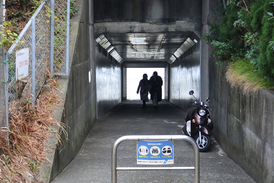 高速道路の下を通って浜辺へ。防潮扉が印象的なトンネルも。