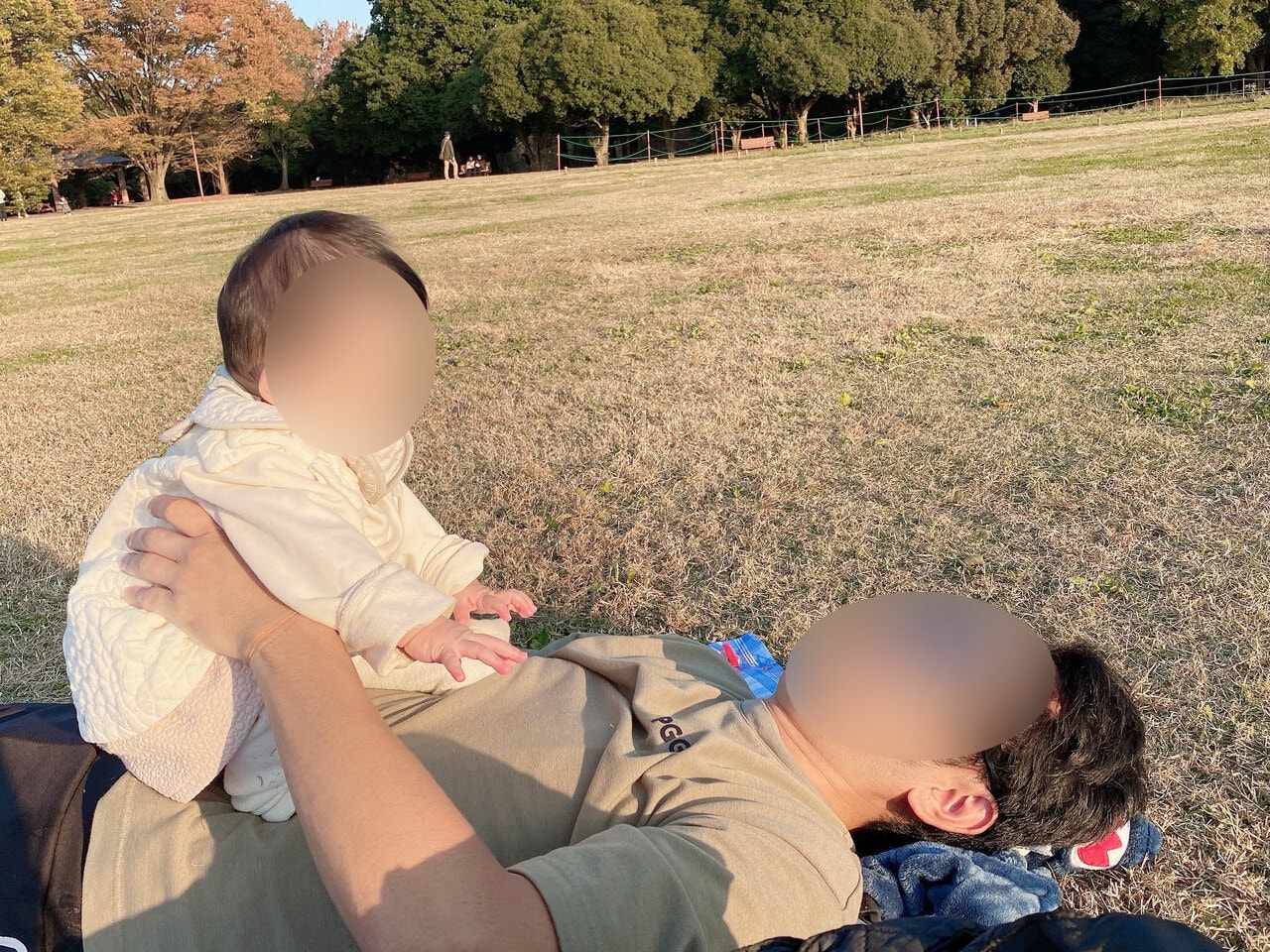 子どもが生まれるまでは芝生でピクニックなんて考えられませんでした（本人提供）