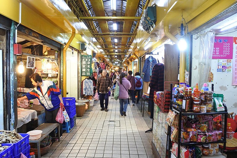 「新富市場(東三水街市場)」内部。歴史ある市場だが綺麗に整備されている。