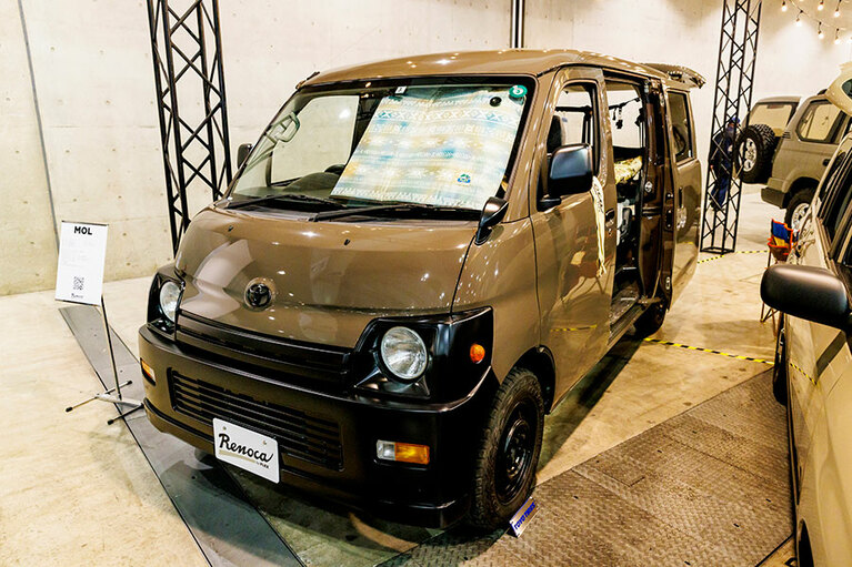 MOL TOWN ACE(車名：ライトエース、型式：DBF-S402M、年式：平成27年式、グレード：DX、カラー：ライトコーヒー)。