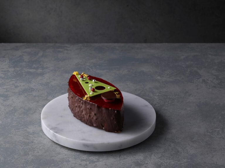 新作「サパン ド ノエル ウィズ リンツチョコレート」（限定130個）8,700円。17cm×8cm×高さ約5cm。