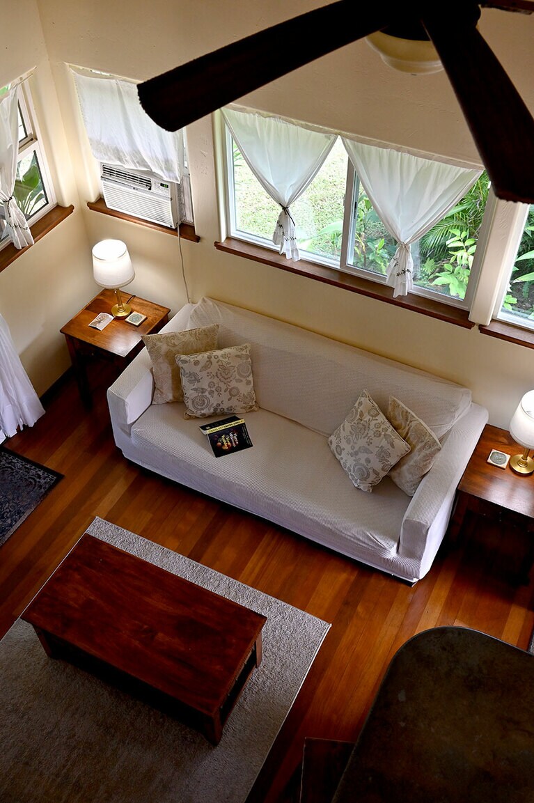 窓を開けると心地よい風が吹き抜けるリビング。