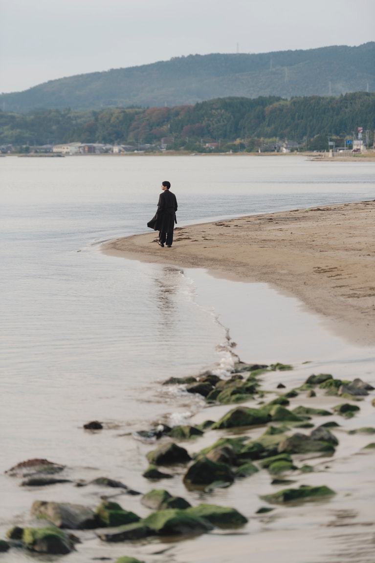 佐渡・宿根木に残る原風景に魅せられて。俳優・工藤阿須加さんと江戸時代にタイムスリップ【通いたくなる島、佐渡】