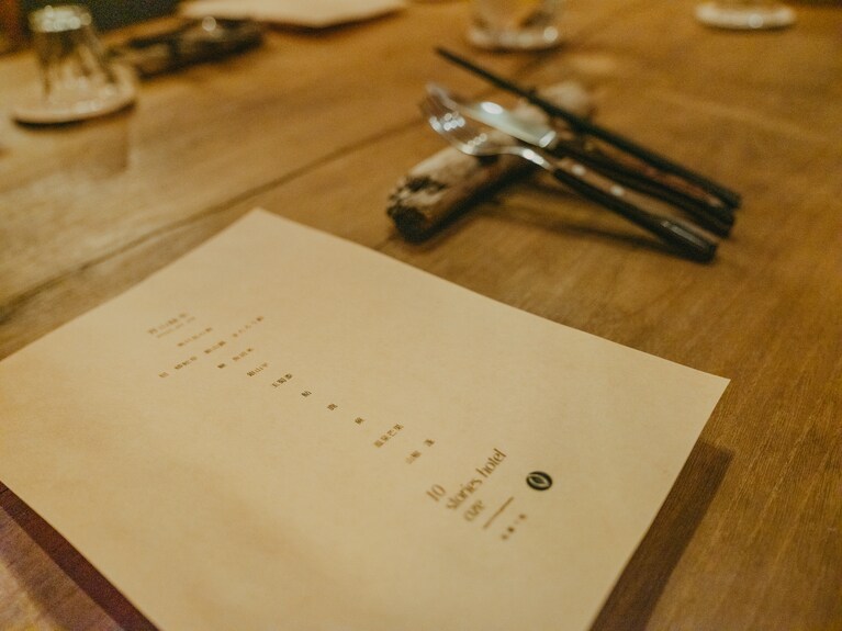 地域の風土・文化・歴史を料理に表現するローカル・ガストロノミーを踏まえつつ、さらに一歩踏み込んで「文明と原始の融合」が料理のテーマ。