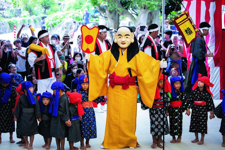 竹富島で約600年前から受け継がれてきた島最大の祭事「種子取祭」。舞台の奉納芸能から、五穀豊穣の神・弥勒様が子供たちとともに登場する「ミルク」。