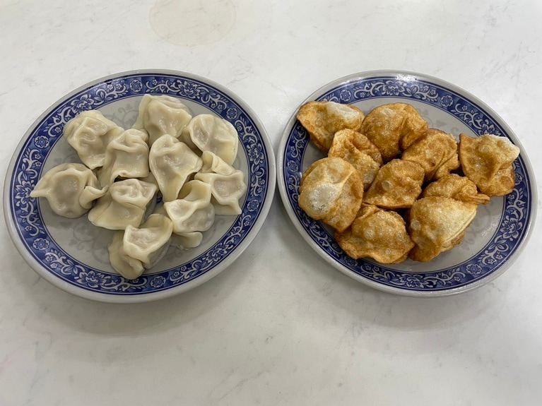 お一人様におすすめなのが、水餃子10個＋揚げ餃子10個のセット。これだけでしっかり満腹に。