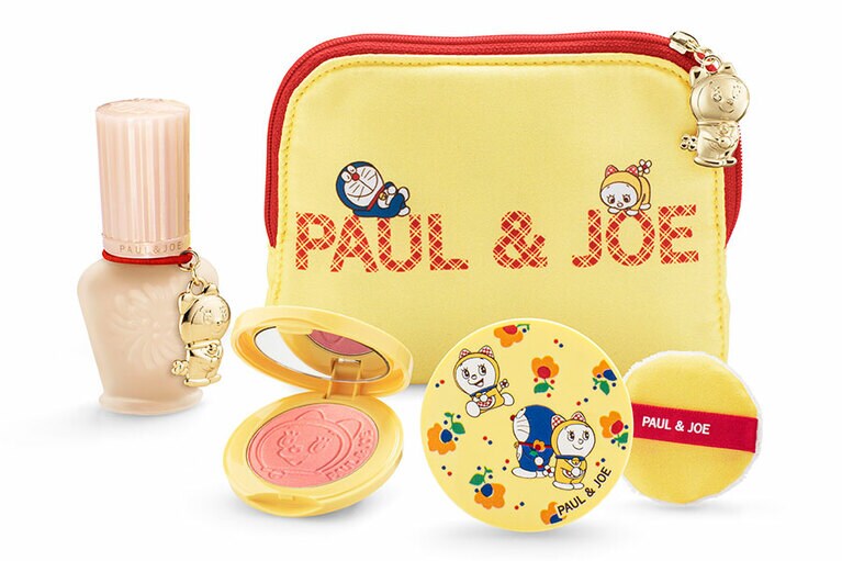 「ポール ＆ ジョー メイクアップ コレクション 2020」 6,500円(限定発売)。セット内容：モイスチュアライジング ファンデーション プライマー S01 15mL SPF15 PA+、ラトゥー エクラ プレスト パウダー 001 3g、パウダー ブラッシュ D 001 4g、リバーシブル ポーチ。(c)Fujiko-Pro