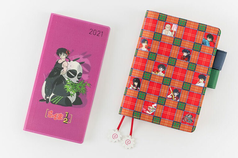 【らんま1/2シリーズ】写真左：「1/2」weeks(週間タイプ) 2,600円、右：「らんまオールスターズ！」オリジナル(A6)＜1日1ページ タイプ＞手帳カバー＋本体セット 5,500円。©高橋留美子／小学館