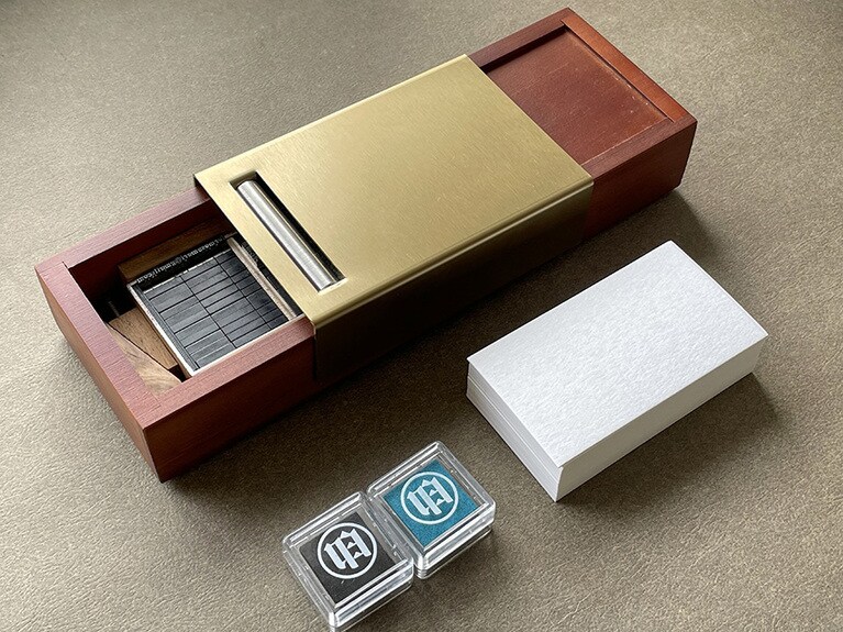 インク（1個）や用紙などもセットになっています。