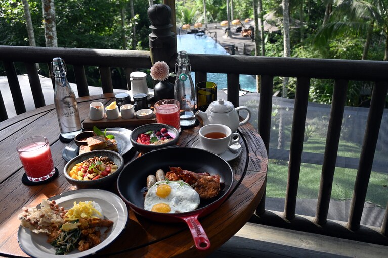 「マッズ・ラング」の朝食。インドネシア料理と西洋料理、どちらも並びます。
