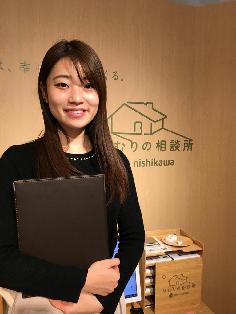 「西川」広報ご担当の森 優奈さん。睡眠科学や快眠環境などの専門講習を受けた 西川の眠りのプロフェッショナル「スリープマスター」でもある。