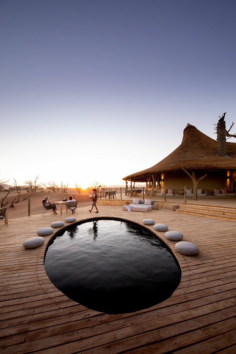 ナミブの壮大な景観にインスパイアされたデザインが、周囲の自然と見事に融合している。©Wilderness