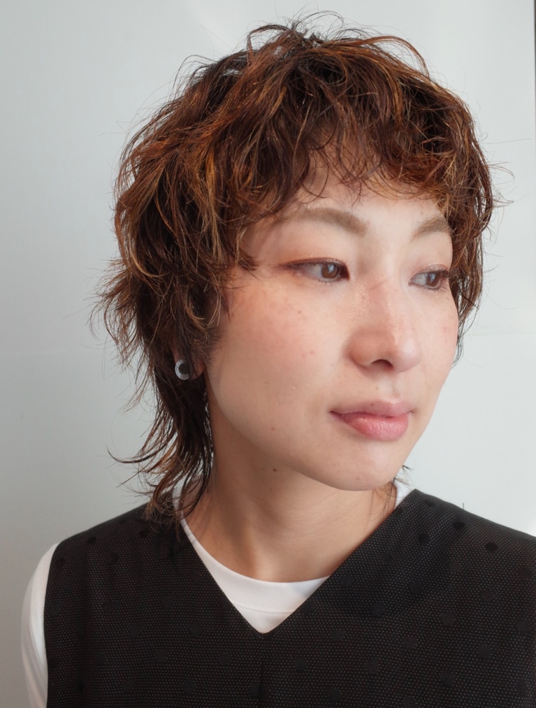 無造作な動きで魅了するウルフパーマ。