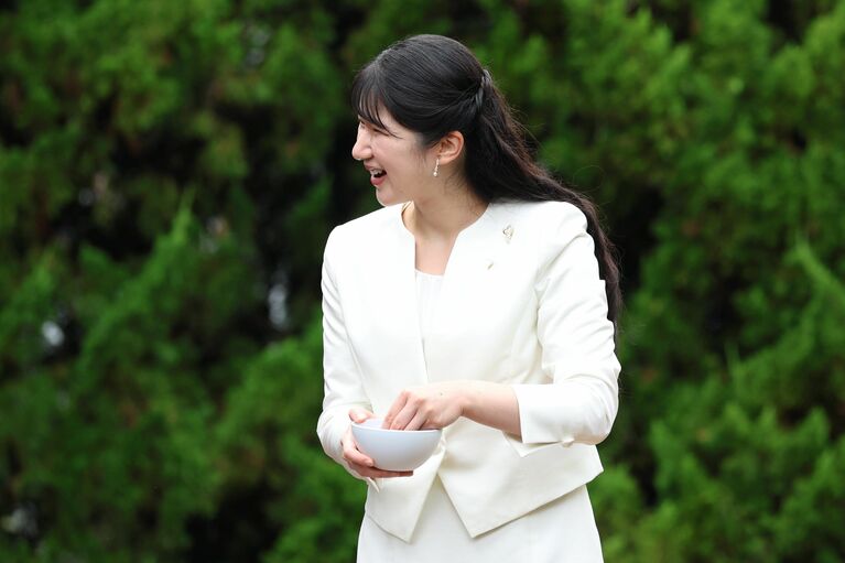 9月8日、「錦鯉の里」でニシキゴイに餌を与えられる愛子さま［代表撮影］　©時事通信社