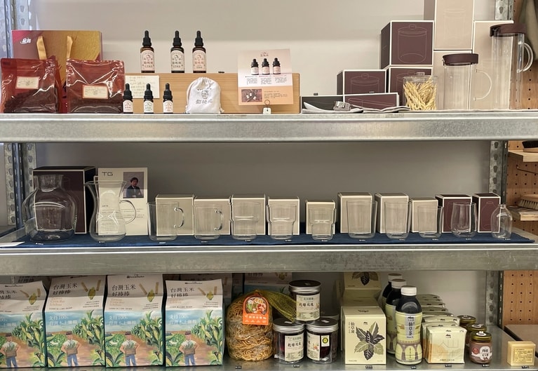 厳選された食品が並ぶコーナー。食品以外に、台湾ガラスのブランド「TG」のコップも販売。