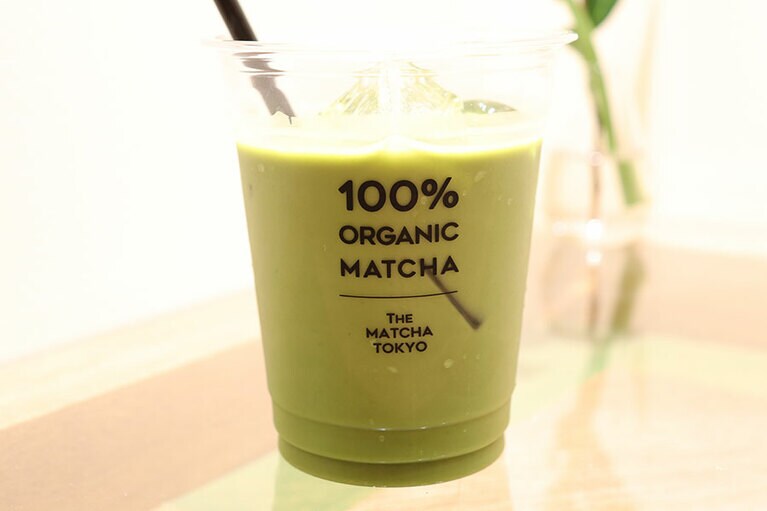 混ぜるときれいな鶯色に。