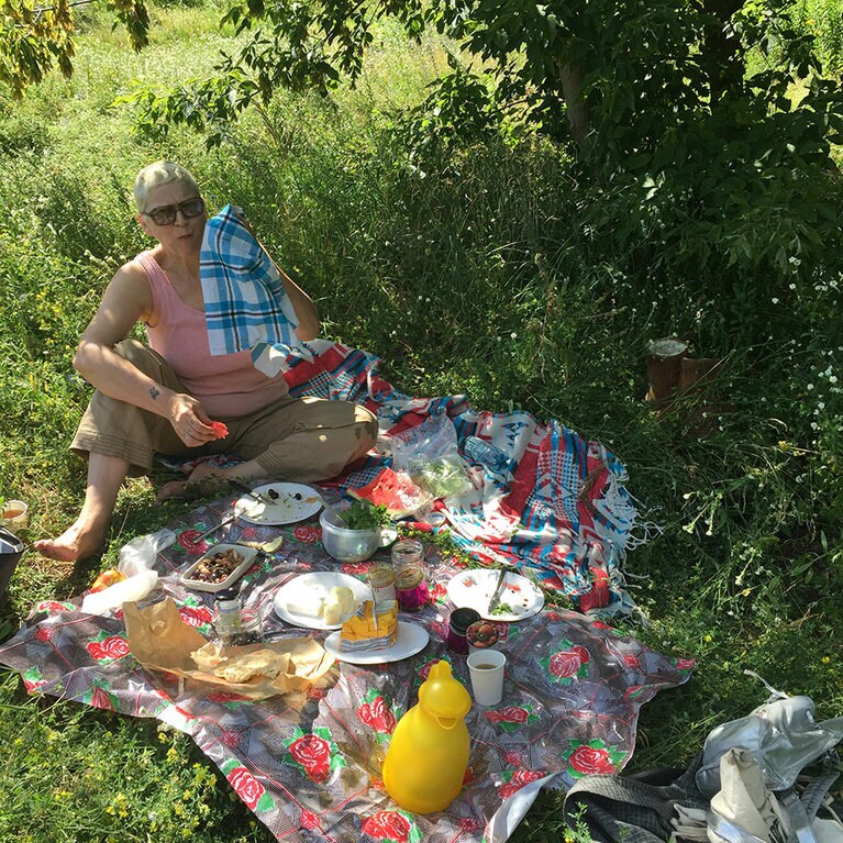 街の真ん中に見つけた誰もいない空き地でピクニック。この空き地は現在高級マンション建設中でなくなってしまった。ベルリンのジェントリフィケーションはかなり深刻。