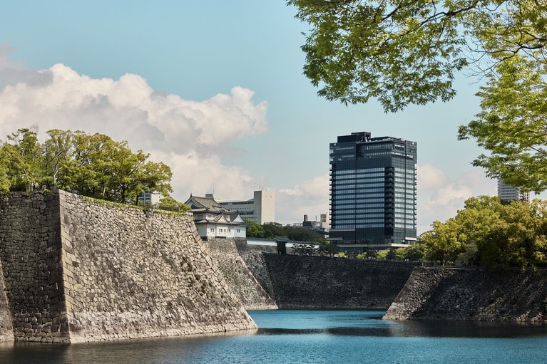 大阪城公園と難波宮跡公園の間に位置し、歴史や文化と融合する空間となる「パティーナ大阪」は、伝統とモダンが織りなす新たな都会のサンクチュアリとも称される。