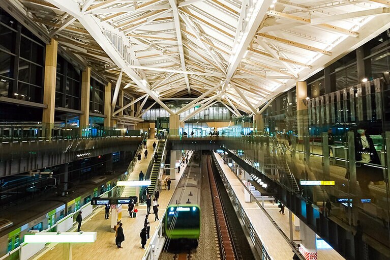 ガラスと天井の吹き抜けが美しい。