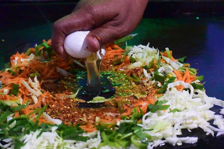 カットした野菜の中央にスパイスや卵を投入。