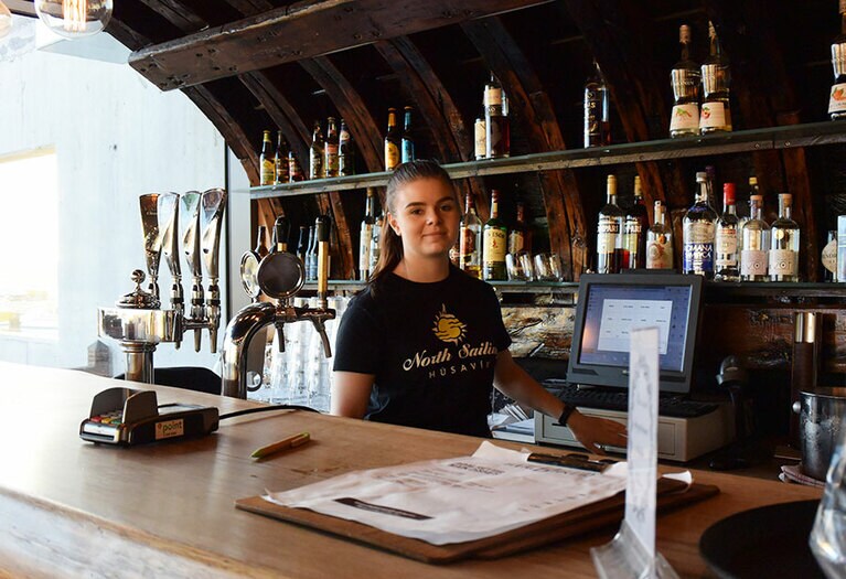 港に面したレストラン。ホエール・ウォッチングツアーの後に立ち寄りたい。