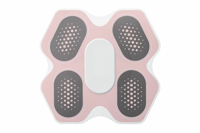 本体の電極部は女性のウエストラインに合うよう、上部2つが斜め内向きに配置されています。