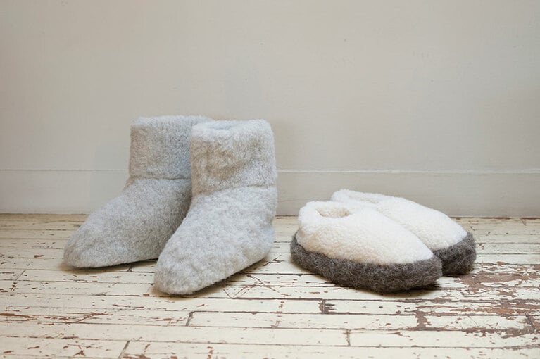 100％ウールのルームブーツ 6,000円とルームシューズ 5,500円。ふわふわであったか！