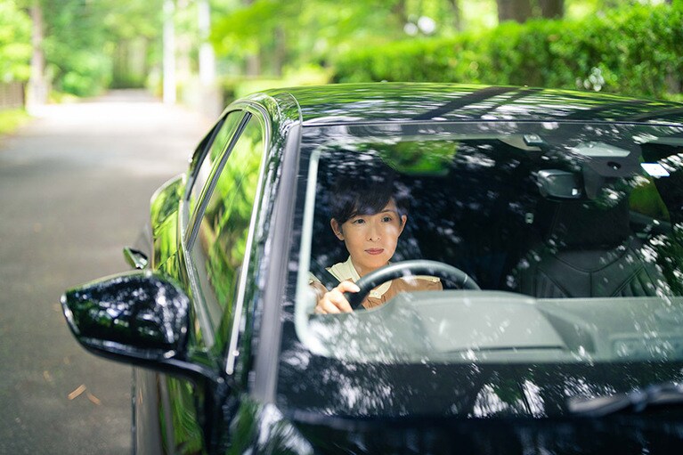 旧軽井沢の別荘街を、トロットのようなゆったりしたリズムで走る。