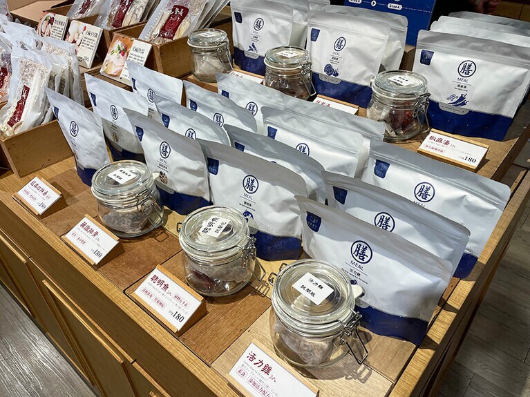 肉類などは入っていないので日本への持ち帰りもOK。