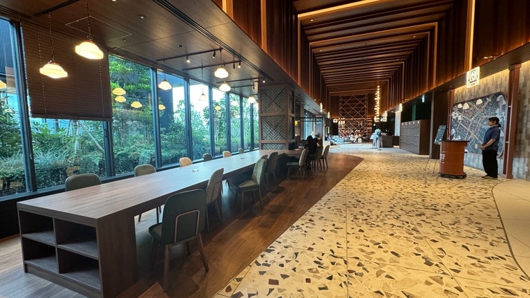 電源のある長テーブル。フリーWi-Fiでストレスなく仕事が進みます。