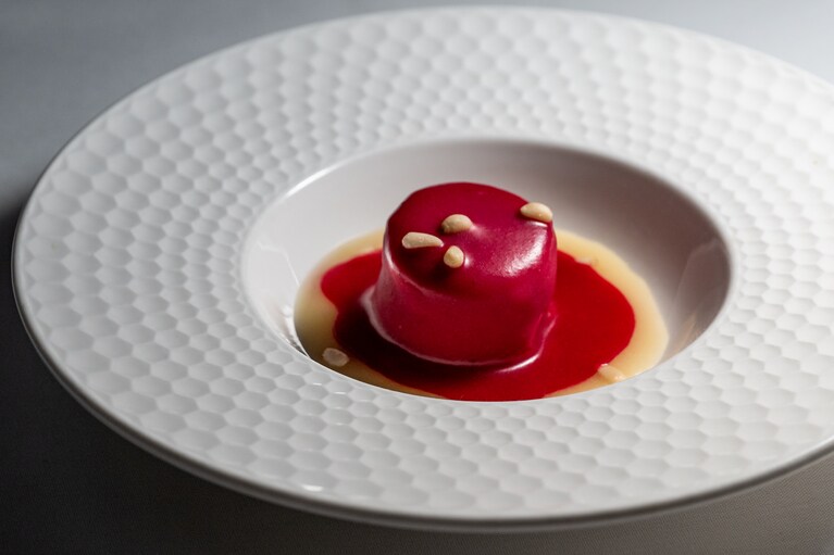 「スウィート・シンフォニー」。アボカドアイスを深紅のビーツソースでコーティングした情熱的なデザート。