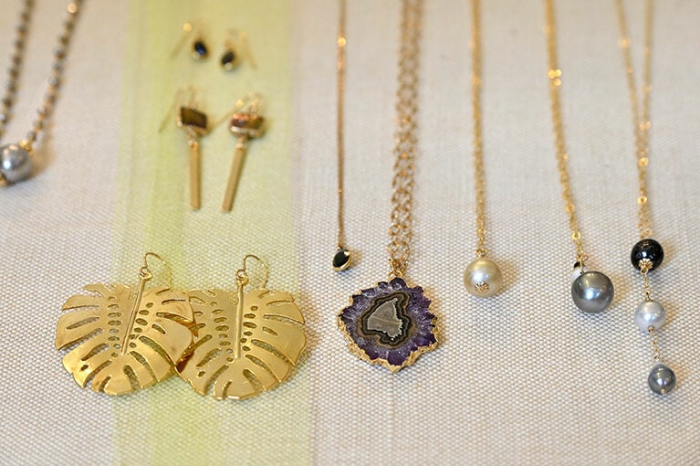 ハワイのデザイナーによるネイチャーモチーフのアクセサリー 72ドル～は自分へのお土産に。