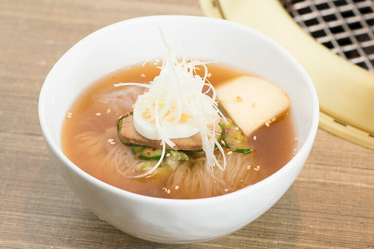 〆のそば粉を使った冷麺。