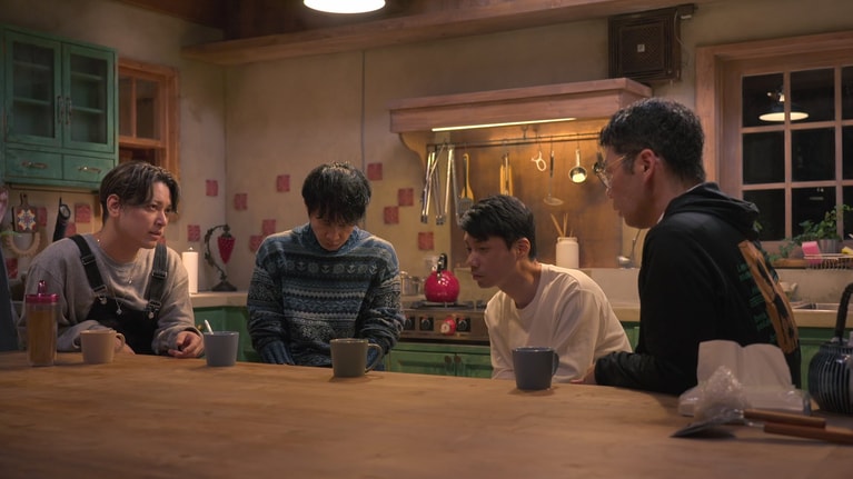 しぃくんが告白した夜の男性住民たち（Netflix公式「X」より）。