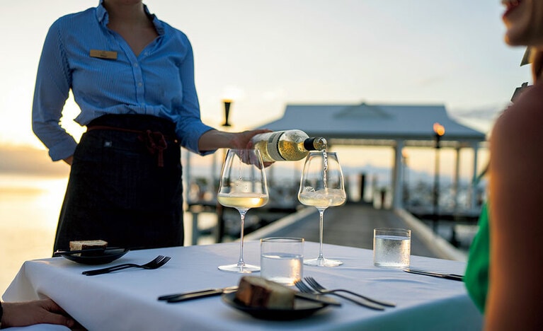 ディナーはぜひサンセットタイムに。釣ってきた魚をシェフに調理してもらうなんていうリクエストも可能。