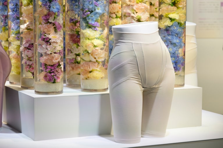 SIXPAD 骨盤底筋ケアガードル 11,000円。ガードルの前後とヒップラインに沿ったダブルリフトアップ構造によって骨盤底筋を支え、血行促進繊維「VITALTECH®︎」で骨盤周辺の血行を促す。写真はベージュ。