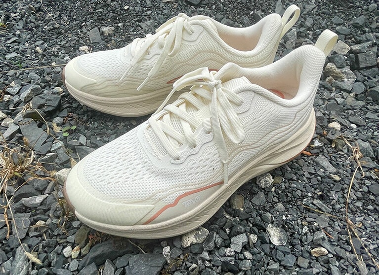 レディースは2色展開。こちらは「バーチ／ピーチ ブルーム」。