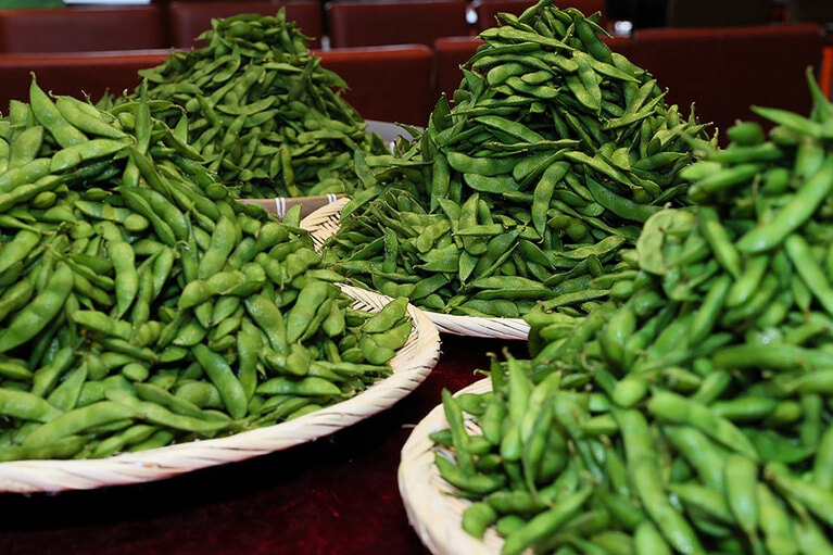 国内有数の枝豆の産地・新潟では、40以上の品種を生産。ザルに盛られた枝豆が、食べ放題！　パンパンのものより粒が小さめのもののほうが味が濃いという。
