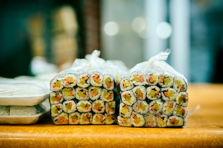 餅とマンドゥの専門店「テホティギムマンドゥ」でコマキンパ（小さなキンパ）を買って小腹を満たそう。1袋 W4,000。