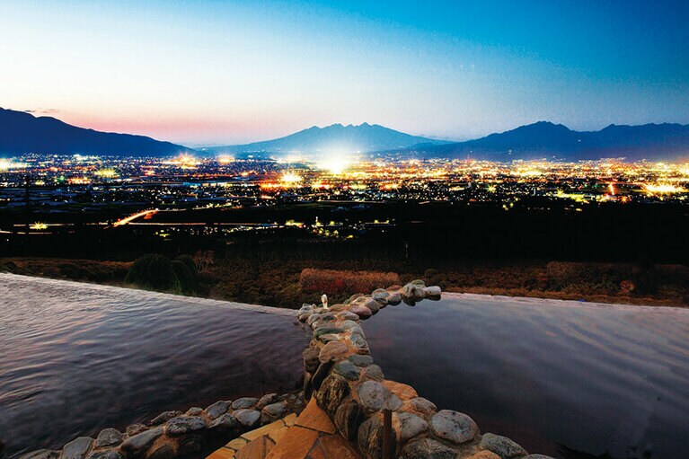 【山梨県】みたまの湯から眺める甲府盆地の夜景。
